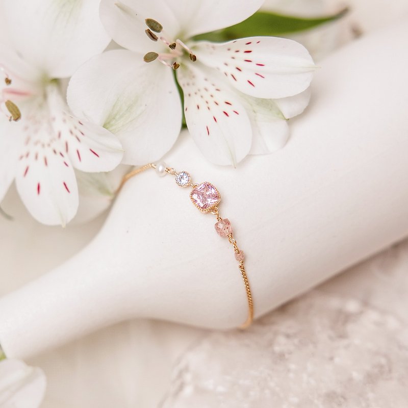 Peach Blossom x Strawberry Crystal Pearl Stone Bronze Plated 18K Gold [Lillian Daybreak] Bracelet - สร้อยข้อมือ - เครื่องเพชรพลอย สึชมพู