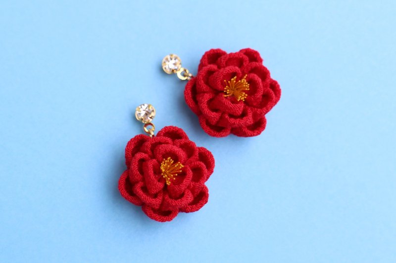 正絹 ほんわり椿のストーン付きピアス 赤    つまみ細工 和 浴衣 着物 丸薔薇 バラ 薔薇 揺れる ゆらゆら - 耳環/耳夾/耳骨夾 - 絲．絹 紅色