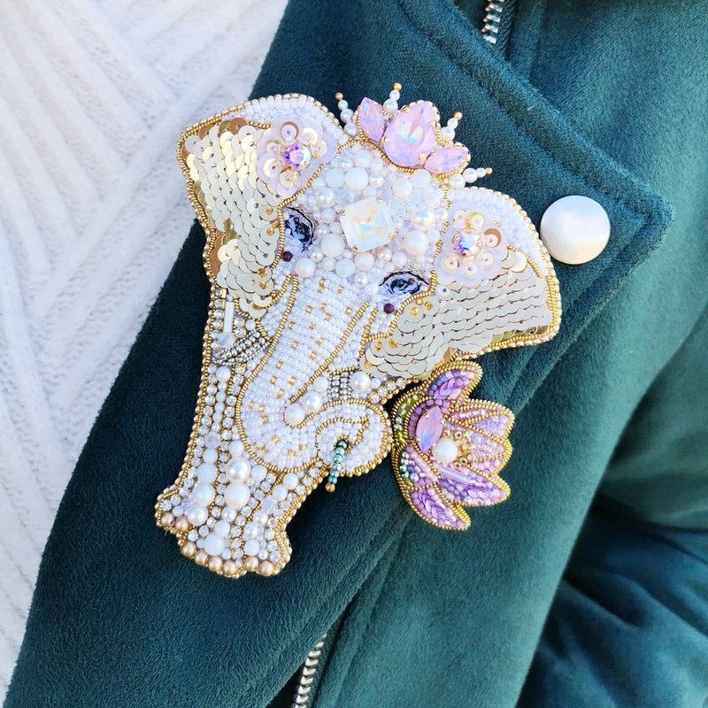 大象胸針 White elephant brooch beaded, elephant jewelry pin - 胸針 - 其他材質 多色
