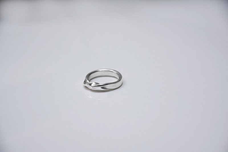 Double twist sterling silver ring - แหวนทั่วไป - เงินแท้ สีเงิน