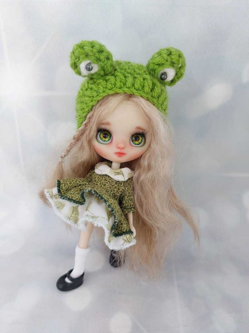 A miniature Blythe doll with wavy blonde hair. The frog cap. - 公仔/玩偶 - 塑膠 綠色