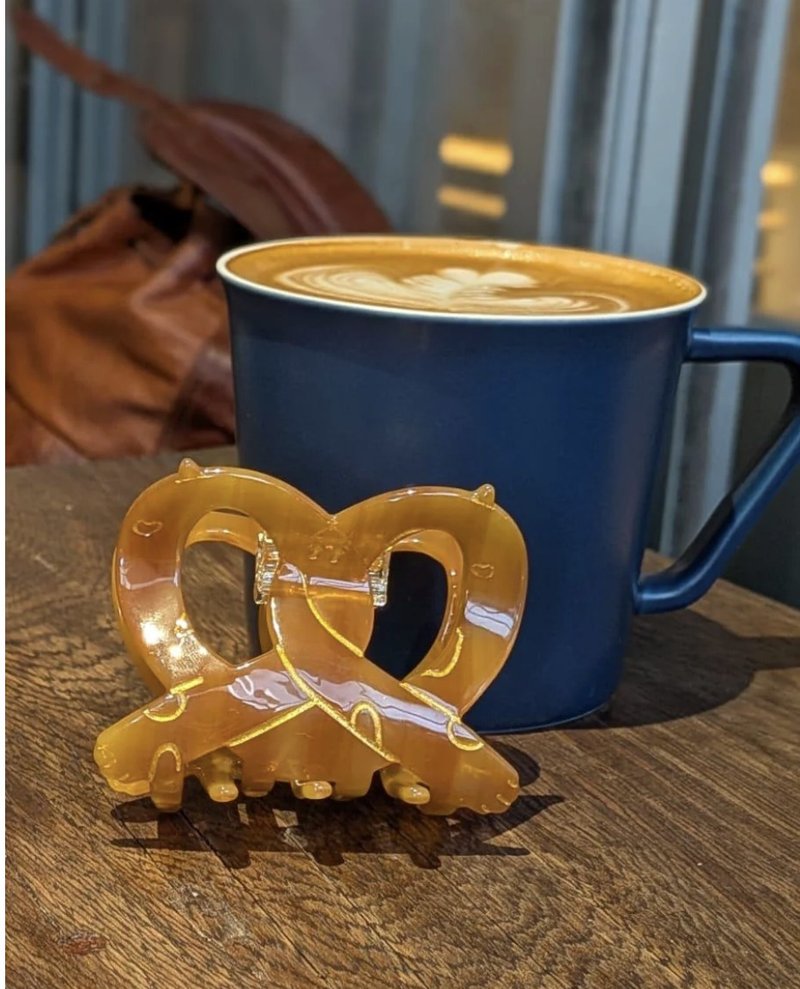 預售 Pretzel椒鹽蝴蝶餅抓夾 - 髮夾/鯊魚夾 - 塑膠 