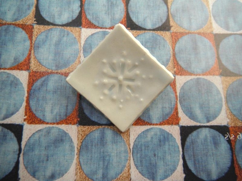 雪模様のbroach  スクエア - 胸針 - 陶 白色