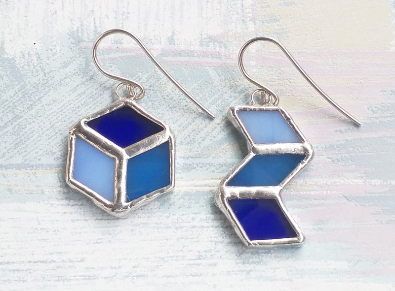 Asymmetric blue stained glass earrings - 耳環/耳夾/耳骨夾 - 玻璃 藍色