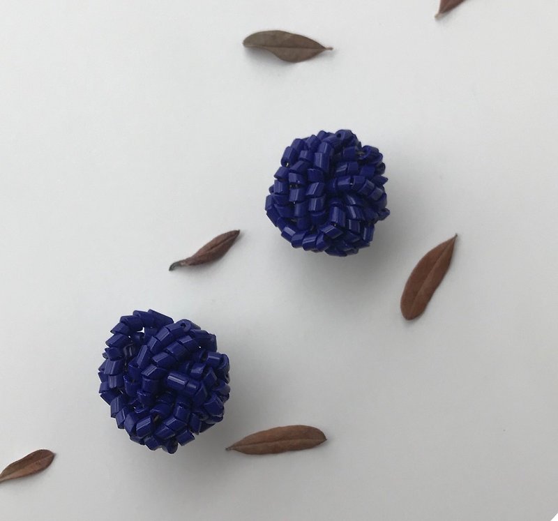 Early clip earrings / blue beads - ต่างหู - พลาสติก สีน้ำเงิน