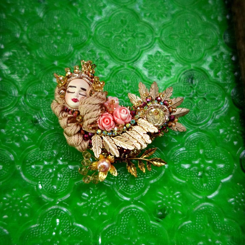俄羅斯藝術家合作款 釘珠金色小鳥女神胸針 全手工製作 只有一個 - 胸針 - 其他金屬 金色