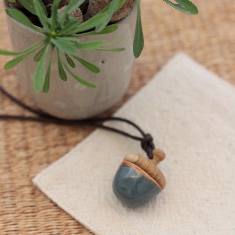 acorn mini pendant - 項鍊 - 紙 咖啡色