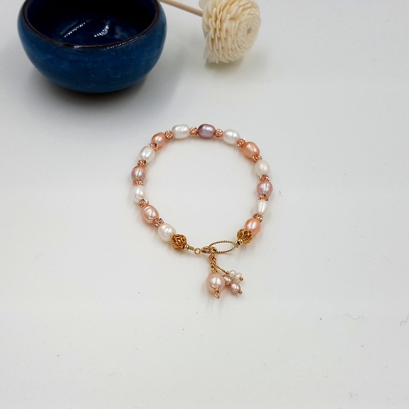 Girl Crystal World-[Treasure]-Hand-made natural crystal bracelet with rice-shaped pearls - สร้อยข้อมือ - เครื่องเพชรพลอย สีทอง