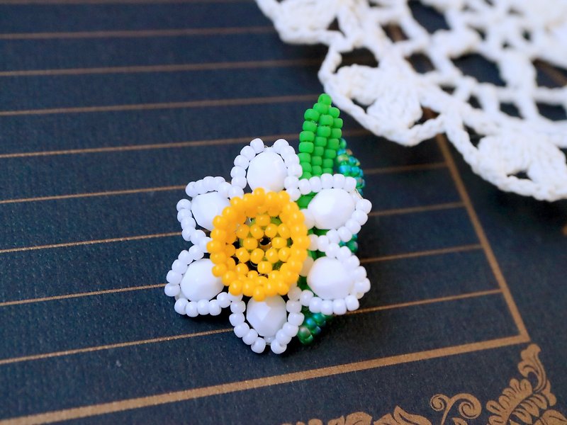 Narcissus broach White flower Flower white Narcissus Narcissus Winter New Year Japanese Czech beads Czech glass Czech beads Bohemia Chalk white Opaque - Brooches - Glass White