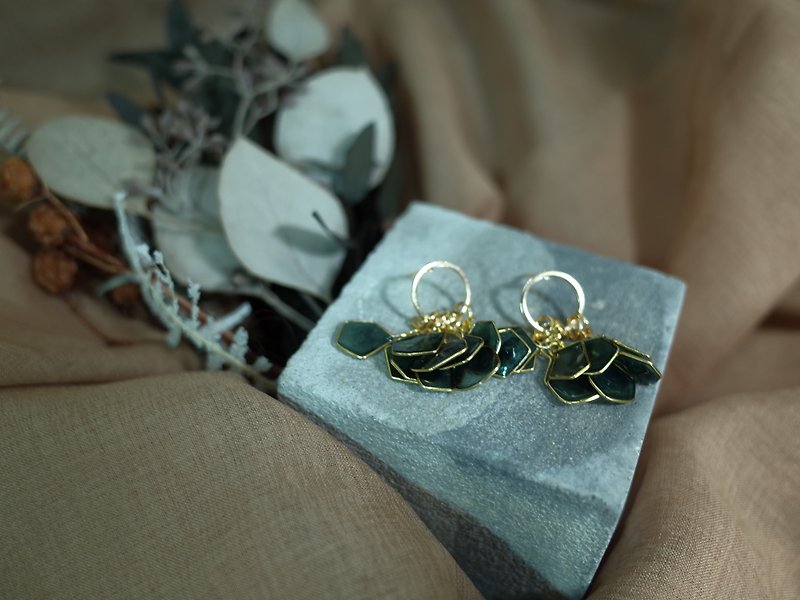 Emerald petals round frame earrings - Earrings & Clip-ons - Resin Green