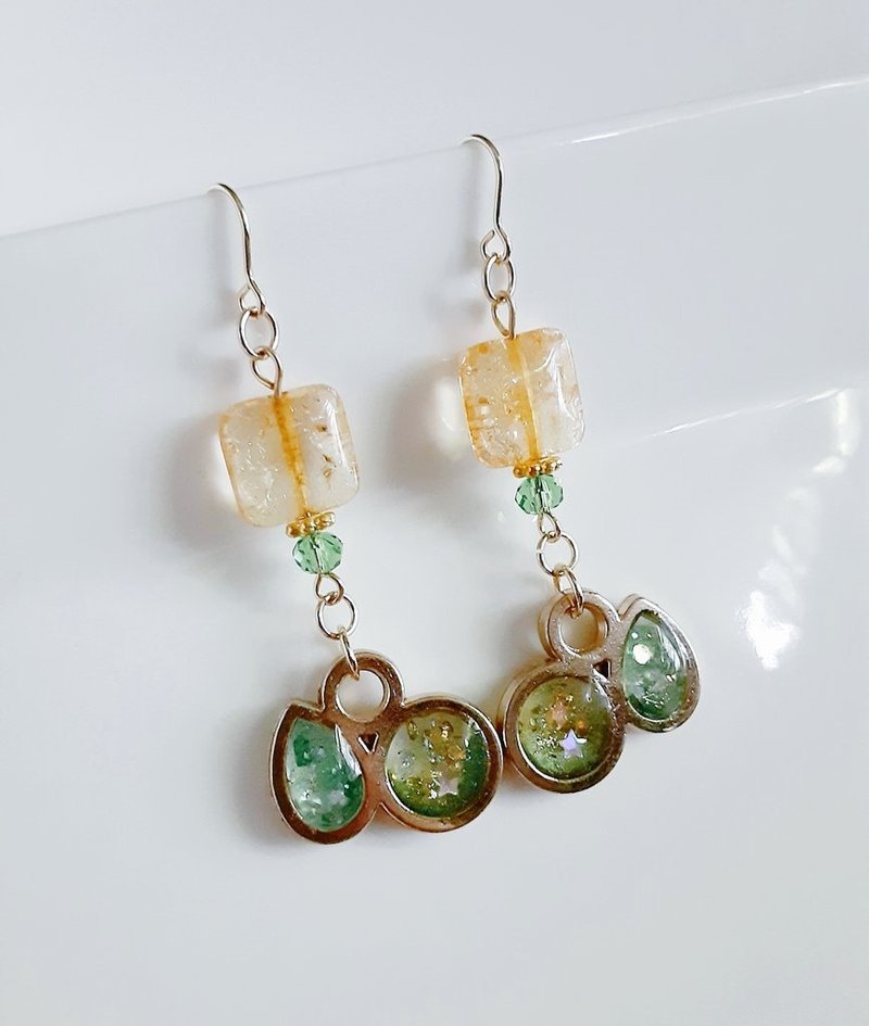 Stylish earrings with droplets, round resin frames and square beads. Green, gold, unique, refreshing, present. Allergy-friendly earrings or Clip-On can be changed. - ต่างหู - เรซิน สีเขียว