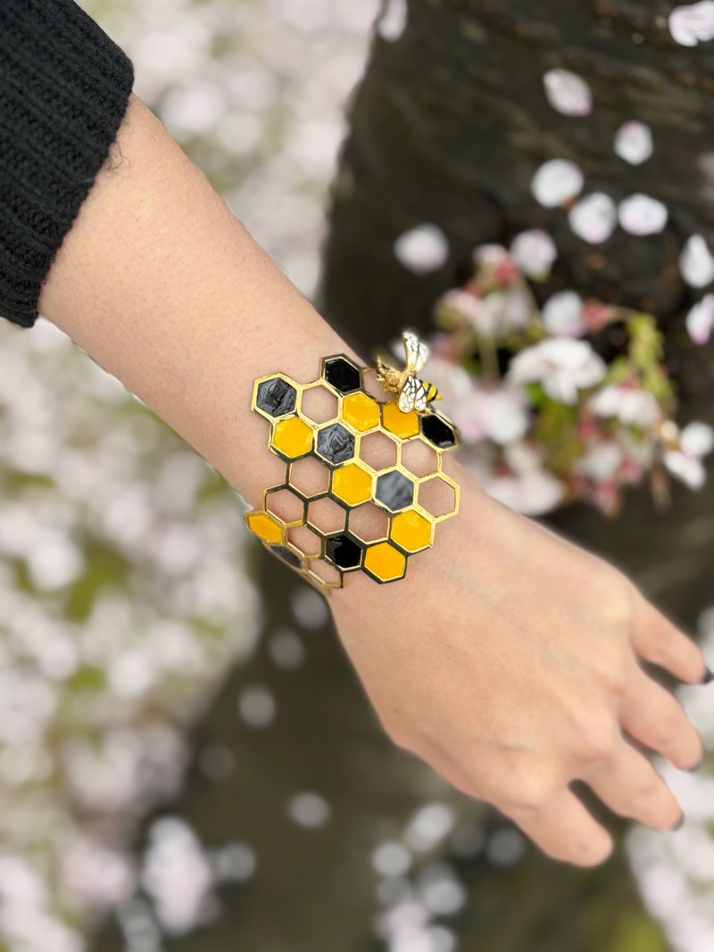 Bee Bracelet | Honeycomb Cuff in Yellow & Black Enamel | Hand Sawed Jewelry. - 手鍊/手環 - 其他金屬 