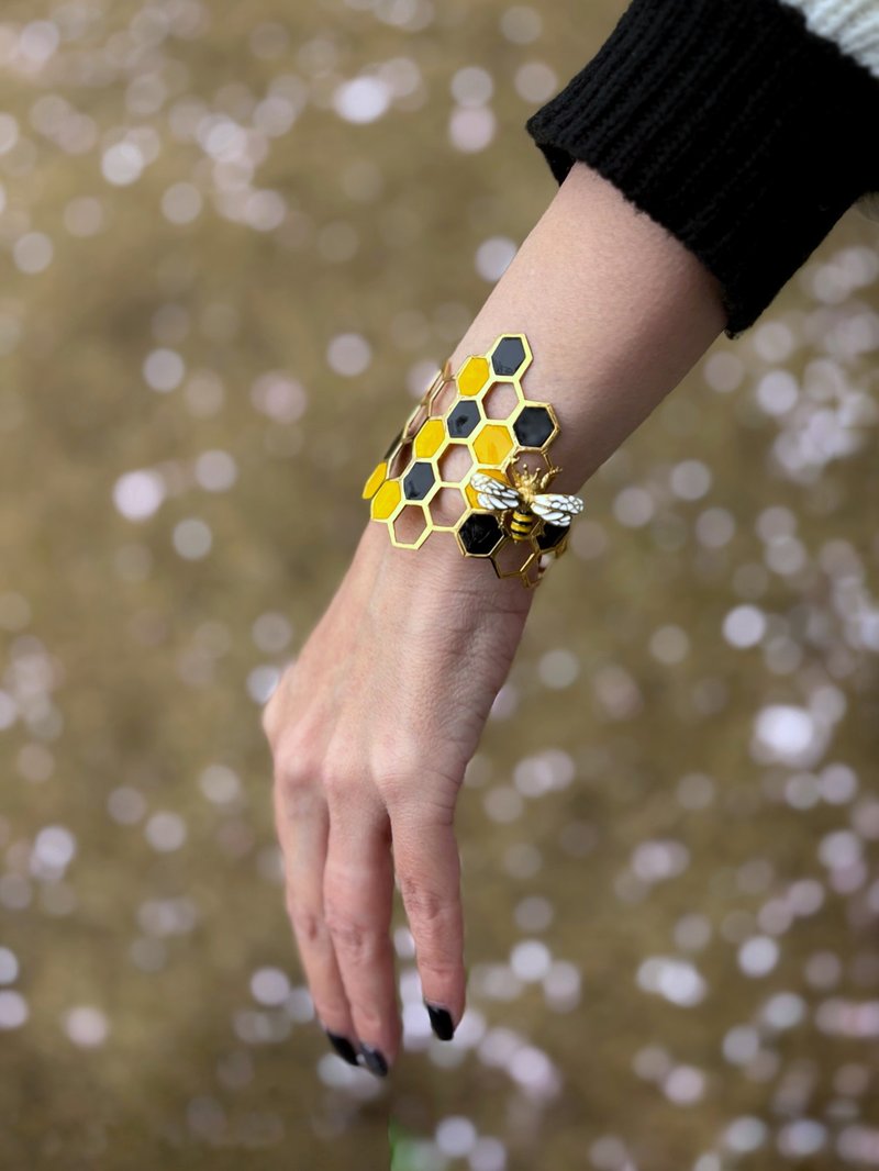 Bee Bracelet | Honeycomb Cuff in Yellow & Black Enamel | Hand Sawed Jewelry. - 手鍊/手環 - 其他金屬 
