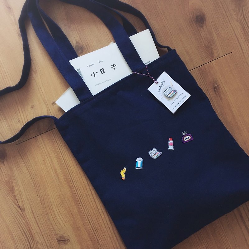 刺繍帆布バッグ | 文房具 | ピンバッジ付き | Littdlework - ショルダーバッグ - コットン・麻 ブルー