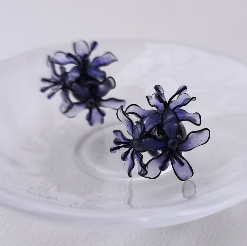 【客製化商品】曼珠沙華-樹脂耳環 彼岸花 造花液 水晶花 樹脂花 - 耳環/耳夾/耳骨夾 - 樹脂 紫色