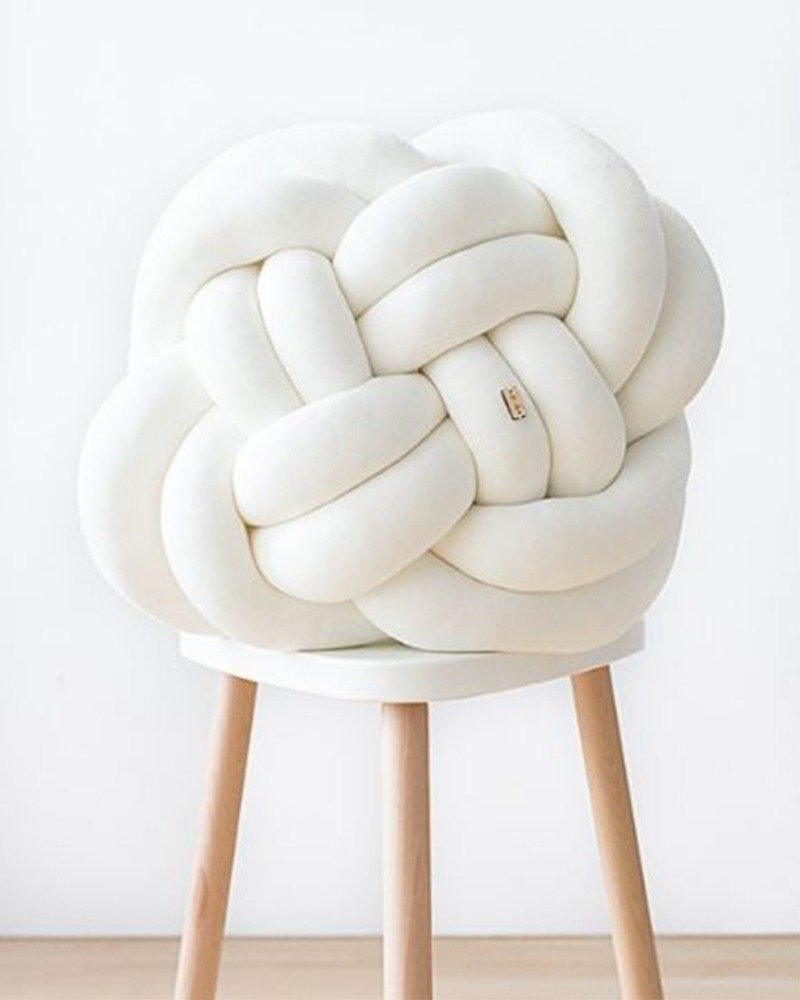 Knot Cushion 纏繞抱枕 - 花朵款純潔白   喬遷禮物 - 寢具/床包 - 棉．麻 白色