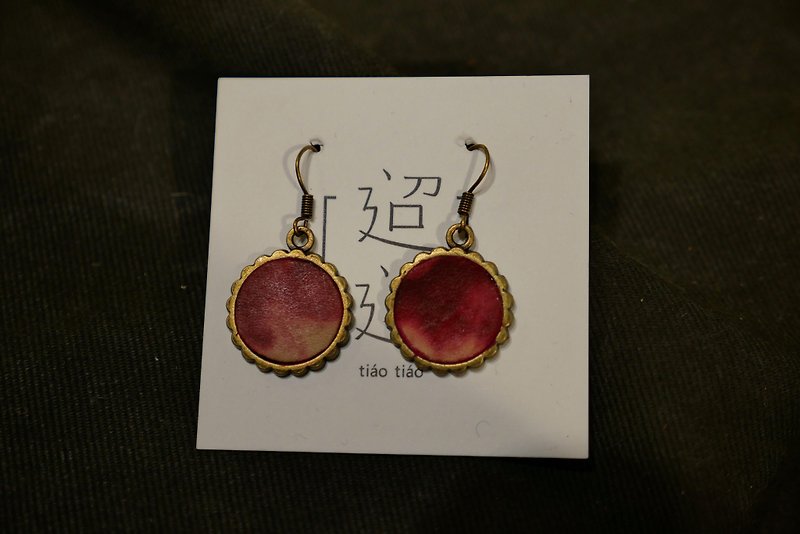 [迢 迢 tiaotiao] rendering red sunset - handmade leather / limited production / rendering / sky / clouds / earrings / drape - Earrings & Clip-ons - Genuine Leather Red