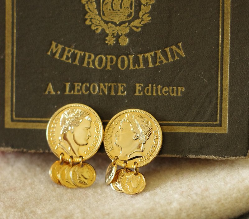 Sarah Coventry Vintage Gold 1971 Roman Coin Drop Classic Clip Earrings - ต่างหู - โลหะ สีทอง