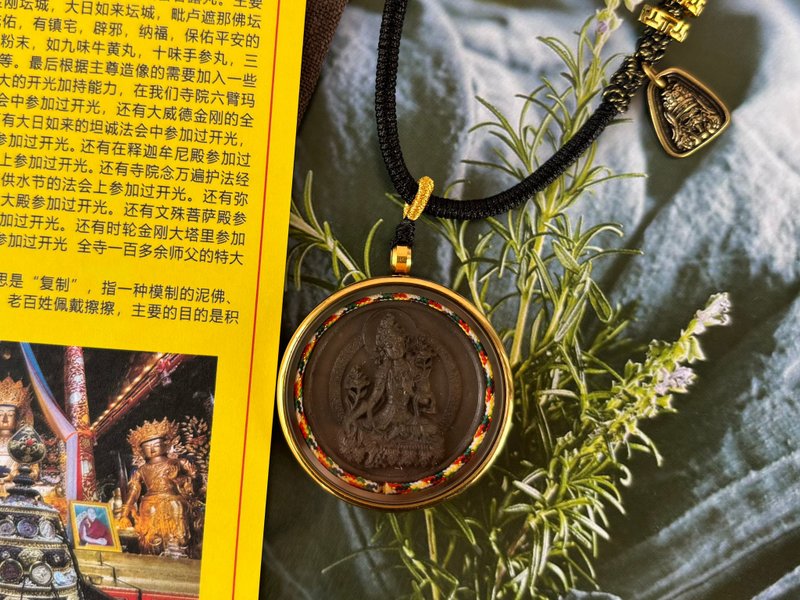 綠度母藥泥擦擦吊墜 - 吊飾/掛飾 - 其他金屬 多色