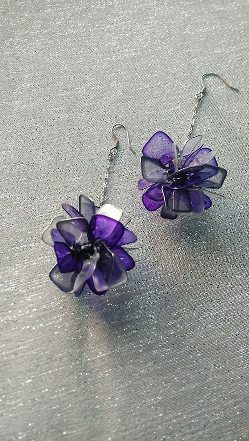 Hydrangea resin ball earring - purple gray Paris <Single> - ต่างหู - พลาสติก สีม่วง