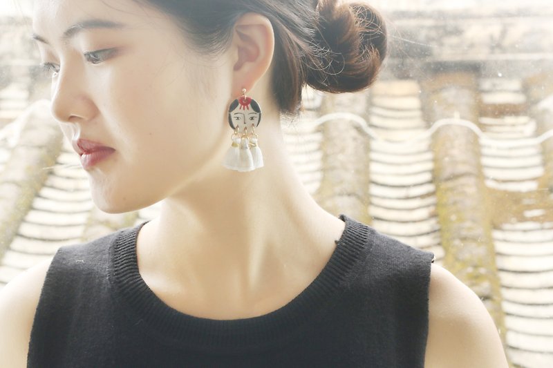 Ethnic style tassel girl ceramic earrings ear clip sterling silver - ต่างหู - ดินเผา ขาว