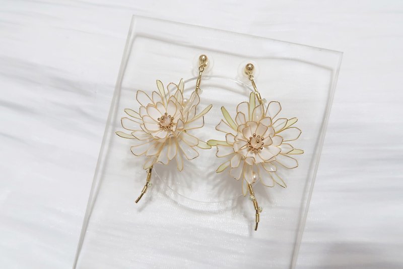 Epiphyllum Resin Earrings Blooming under the Moon Beauty 925 Silver/Steel Needle/ Clip-On - ต่างหู - เรซิน ขาว