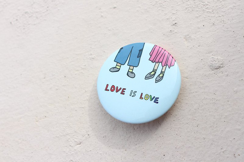 LOVE IS LOVE / badge (medium) - เข็มกลัด/พิน - กระดาษ 