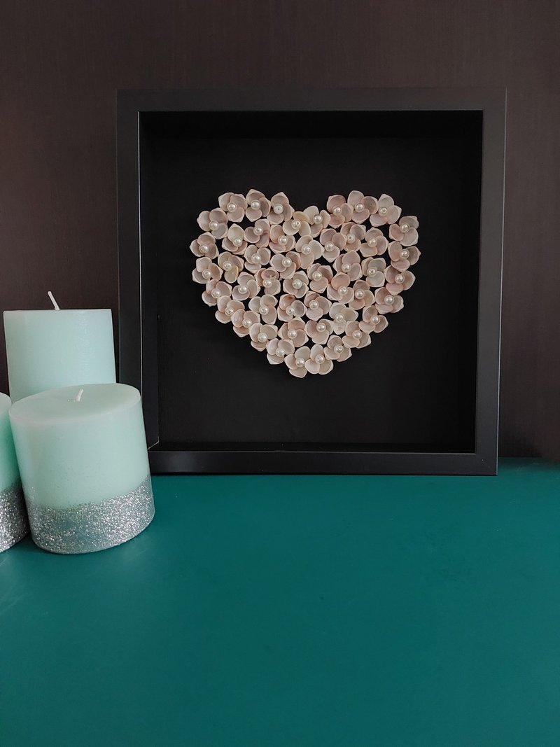 Heart of shells, Heart shadow box, Wall hanging love heart. Sea shells heart. - ตกแต่งผนัง - วัสดุอื่นๆ สีดำ