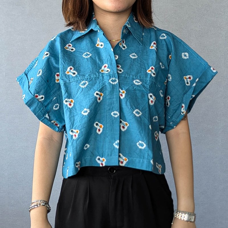 PUPUT Batik Pattern Crop Top - Indigo Blue - PUP009 - เสื้อผู้หญิง - ผ้าฝ้าย/ผ้าลินิน สีน้ำเงิน