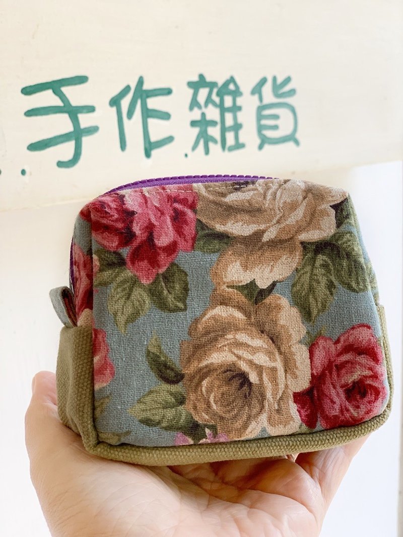 【好日手作】Handmade。玫瑰花。口袋收納包。 - 化妝包/收納袋 - 棉．麻 卡其色