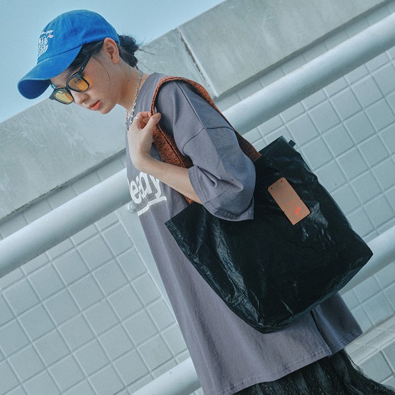 Korean wrinkled tote bag - black forest chocolate environmentally friendly Dupont paper material portable shoulder carry dual-use splash-proof - กระเป๋าแมสเซนเจอร์ - กระดาษ สีดำ