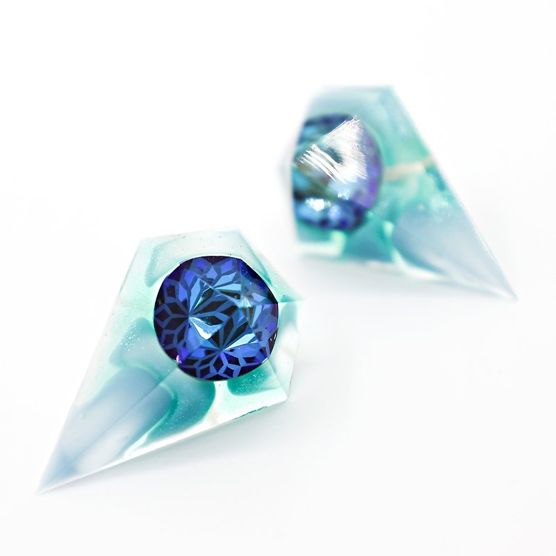 Sharp pentagon earrings (glacier) - ต่างหู - เรซิน หลากหลายสี
