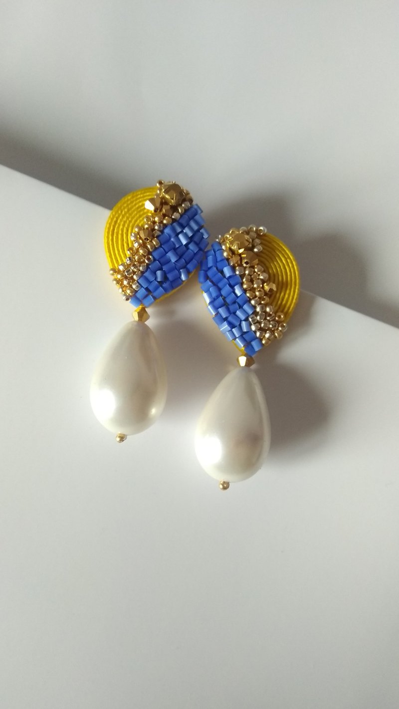 Drop embroidered earrings with organic pearl - 耳環/耳夾/耳骨夾 - 其他材質 多色