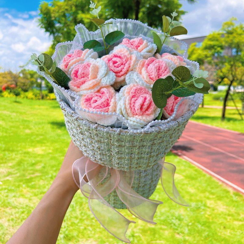 Crocheted Rose Bouquet Bucket with 9 Roses Wrapped with Fabric Bucket - Customiz - ช่อดอกไม้แห้ง - ผ้าฝ้าย/ผ้าลินิน หลากหลายสี