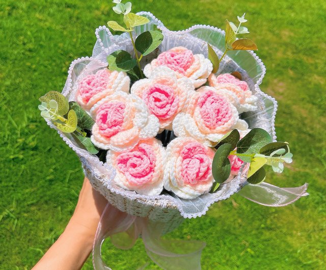 かぎ針編みのバラの花束 - 布に包まれた9本のバラが含まれています - 結婚式に最適 - ショップ ブルームクラフター ドライフラワー・ブーケ -  Pinkoi