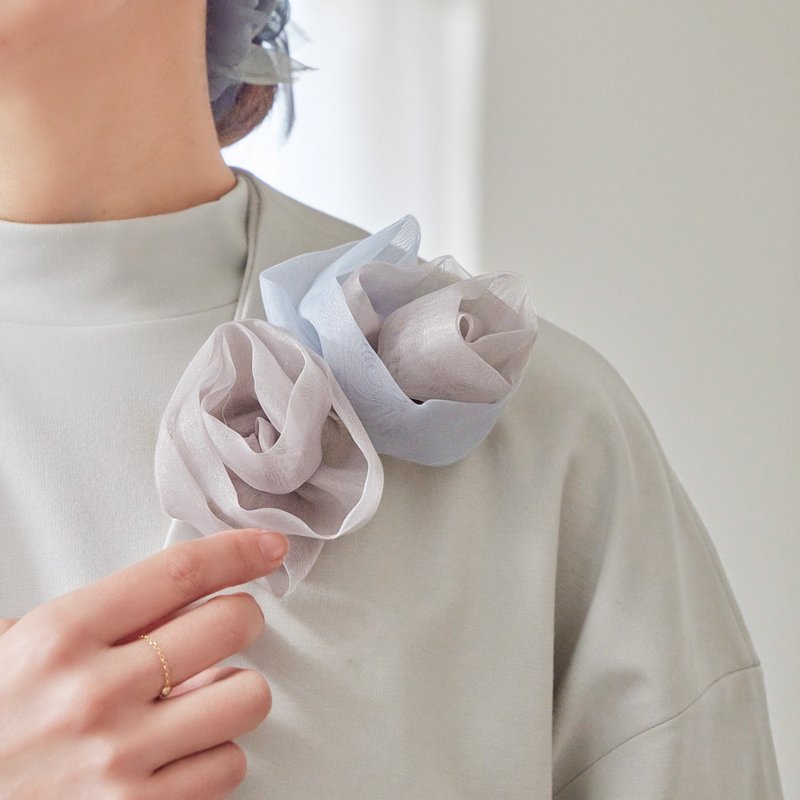 ペアで彩る咲き編みの花コサージュ | ヘリテージ (ベージュ) - 胸花/手腕花 - 聚酯纖維 卡其色