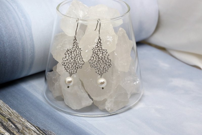 【Silver series. Basic style] Irregular x matte Silver mesh x pearl earrings - ต่างหู - ไข่มุก สีเงิน