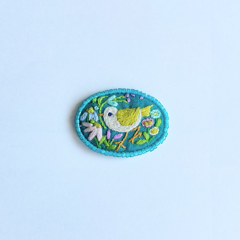 Brooch embroidered with a small bird and flowers - เข็มกลัด - งานปัก 