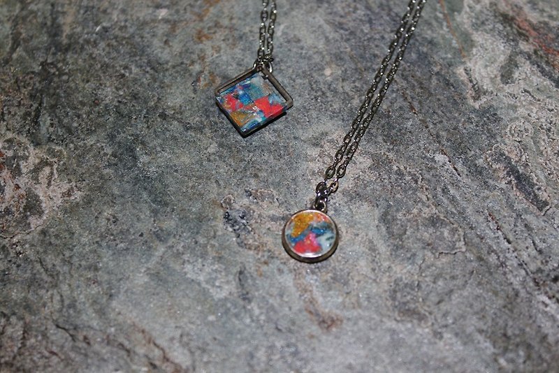 Neon demon double diamond / small round short chain - Necklaces - Pottery Multicolor
