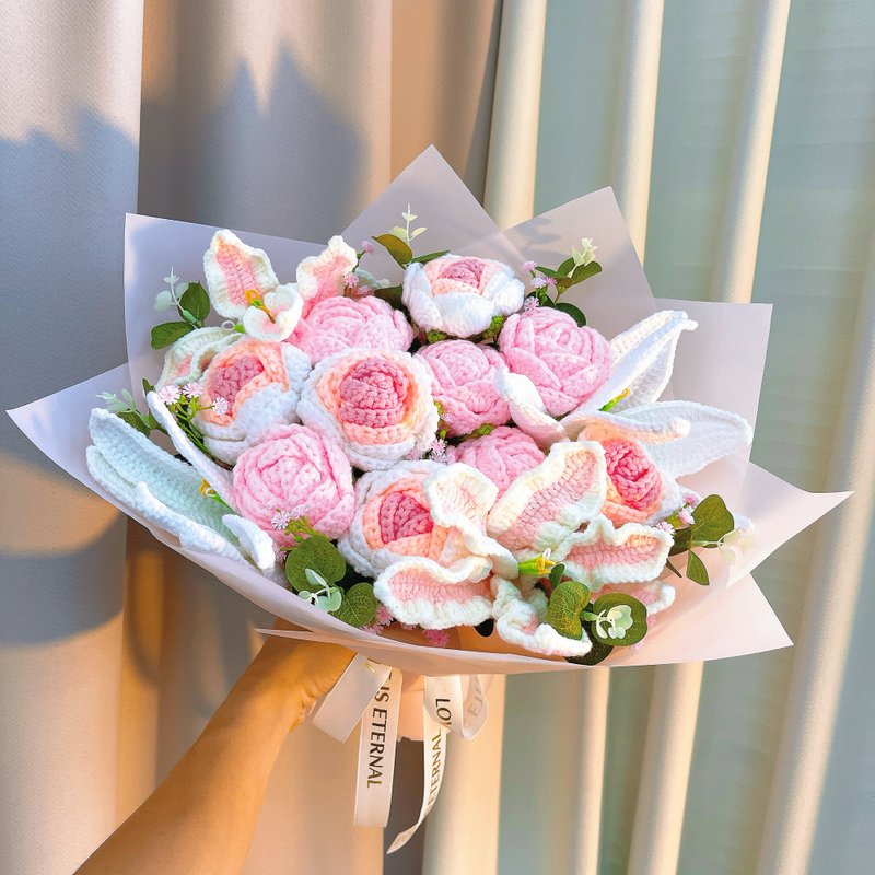 手作鉤織  粉白花束  永不凋謝百合、玫瑰與滿天星 - 乾燥花/永生花 - 棉．麻 紫色
