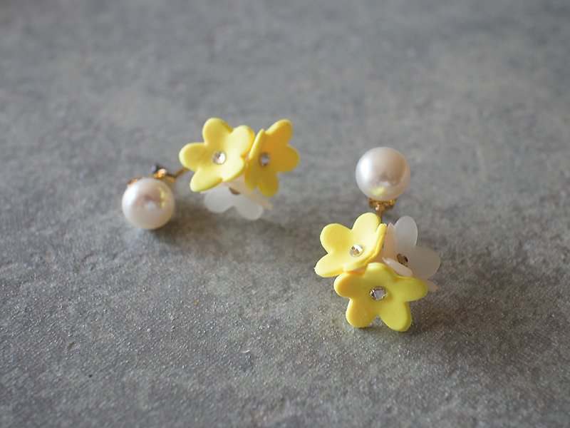 Freshwater pearl and flower back catch earrings / yellow - ต่างหู - ดินเหนียว สีเหลือง