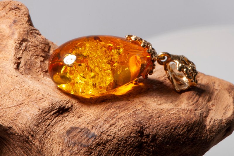 Elegant Honey Cognac Baltic Amber Pendant Jewelry with Sparkling Elements - สร้อยคอ - เครื่องประดับพลอย สีทอง