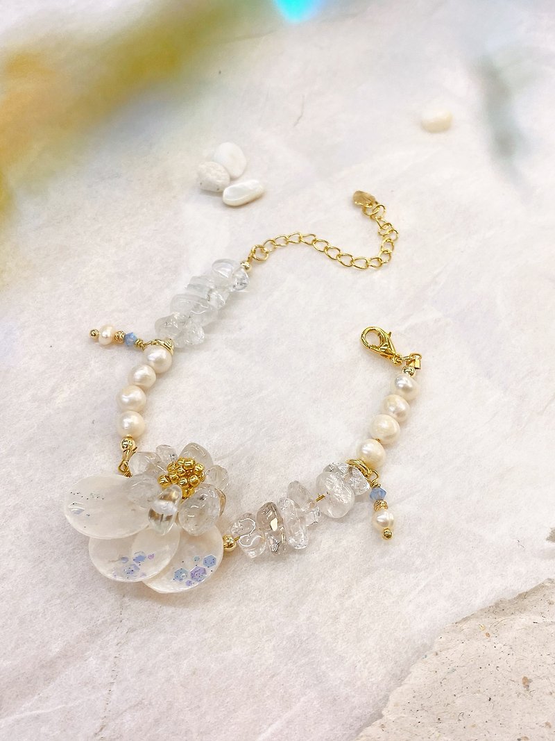 Loving the sky. MUCHAT handmade 14KGP crystal flower shell pearl bracelet - สร้อยข้อมือ - โลหะ ขาว