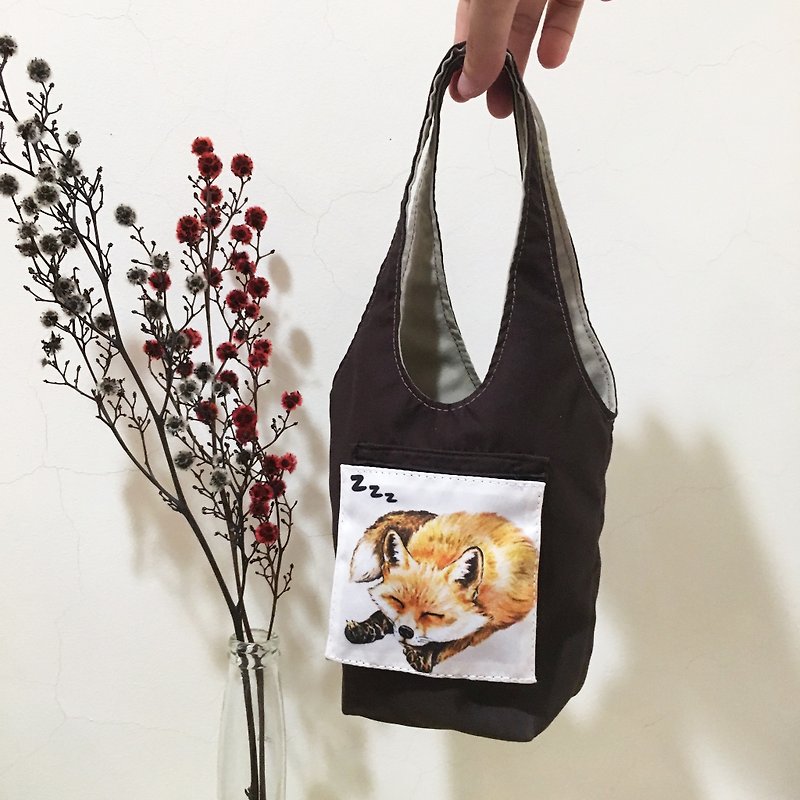 Double-sided water-repellent environmental protection beverage cup bag-Sleeping fox (optional bag color) - กระเป๋าถือ - ไฟเบอร์อื่นๆ หลากหลายสี