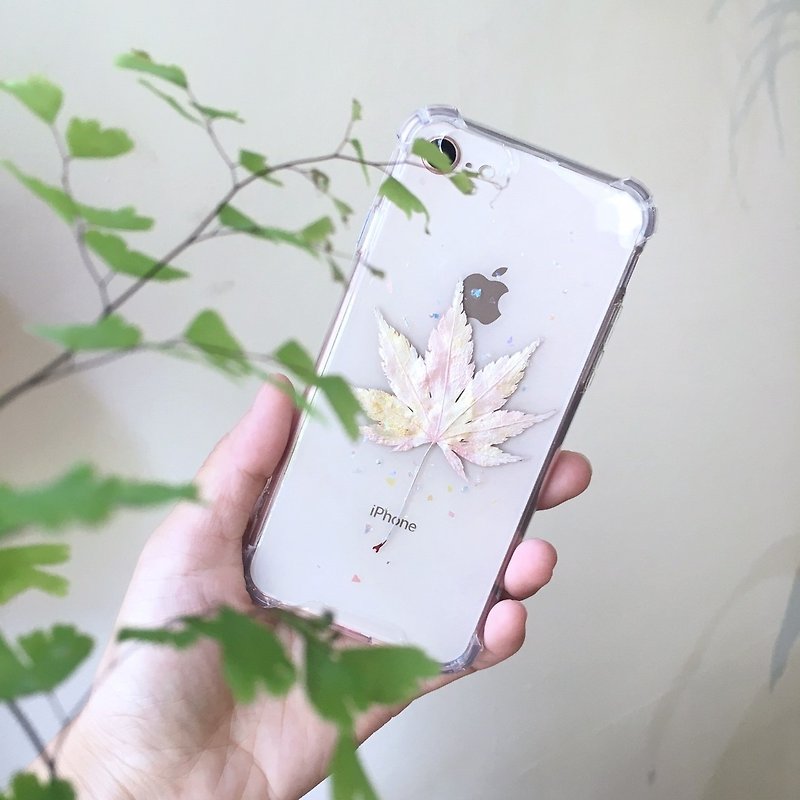 Simple Maple - pressed flower phone case - เคส/ซองมือถือ - พืช/ดอกไม้ สีทอง