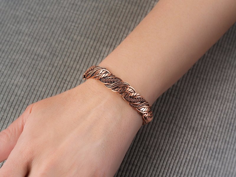 Woven copper wire bracelet Antique style handcrafted copper jewelry Unique gift - สร้อยข้อมือ - ทองแดงทองเหลือง สีทอง