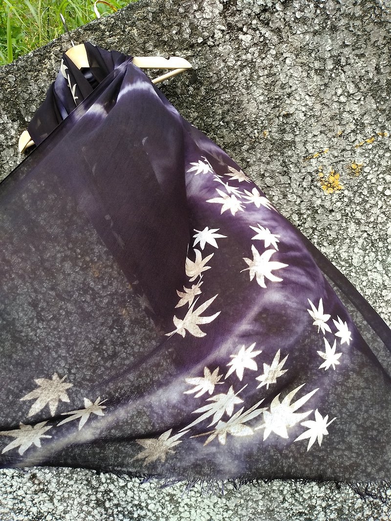 自在染isvara 草木染 黛紫色 純棉渲染圍巾 楓葉系列 思二月 - 圍巾/披肩 - 棉．麻 紫色