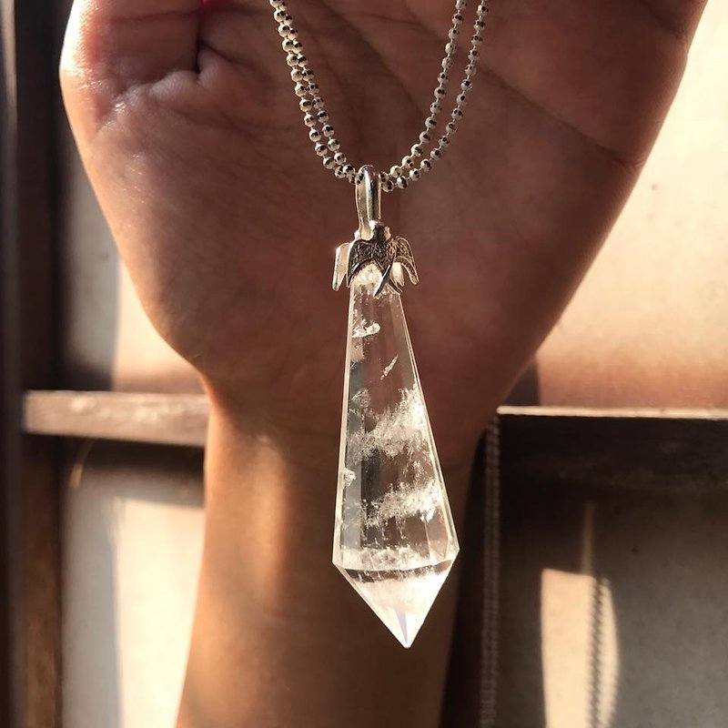 【Lost And Find】Natural clear quartz  bird necklace - Necklaces - Gemstone Transparent
