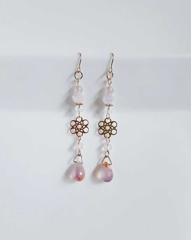 Earrings with a soft sunset color made of flower filigree and glass beads. Jewelery, birthday gift, glass beads, pink, cute, allergy-friendly earrings or Clip-On can be changed. - ต่างหู - แก้ว สึชมพู