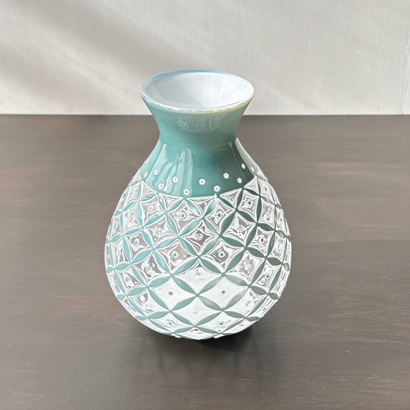 Mouth-Blown Glass Vase: Ash-Blue Shippo Pattern - เซรามิก - แก้ว 